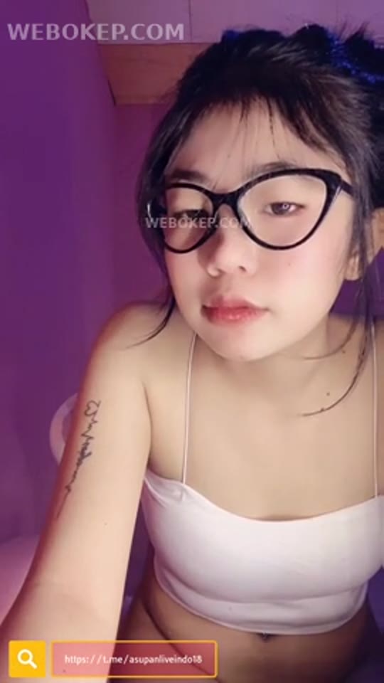 Bokep Mahasiswi Syelin Tanktop Putih Asik Colmek Pakai Krim